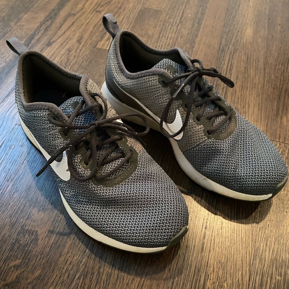 Nike tennis shoes - Picture 2 of 4